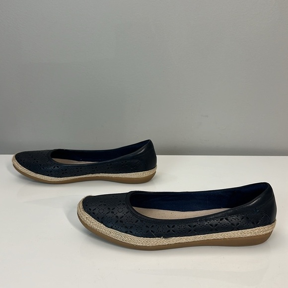 Clarks Collection Perforated Slip On Flats Danelly Art Navy Size 8W - Picture 3 of 14